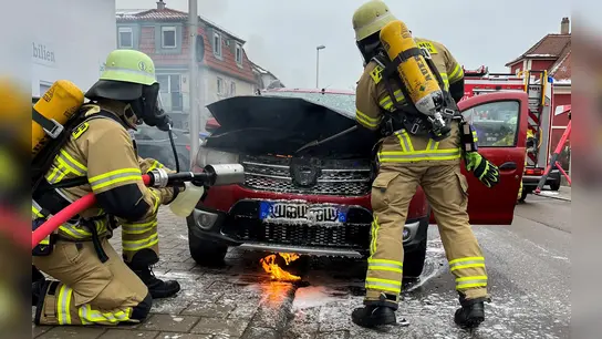 Ein Trupp unter Atemschutz bekämpfte den Brand im Motorraum. Links ist die Mittelschaumpistole zu sehen, mit der die Flammen gelöscht wurden.  (Foto: Vincent Lörler)