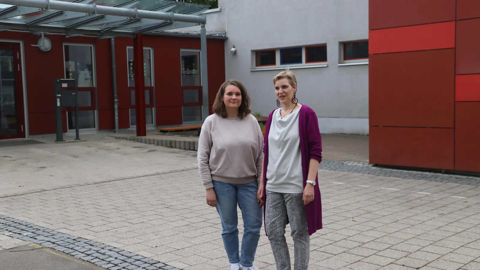 Alrun Schwarz (rechts) und Carolin Milisterfer sind mit dem Jubiläum „ihrer“ Schule befasst. (Foto: Oliver Herbst)