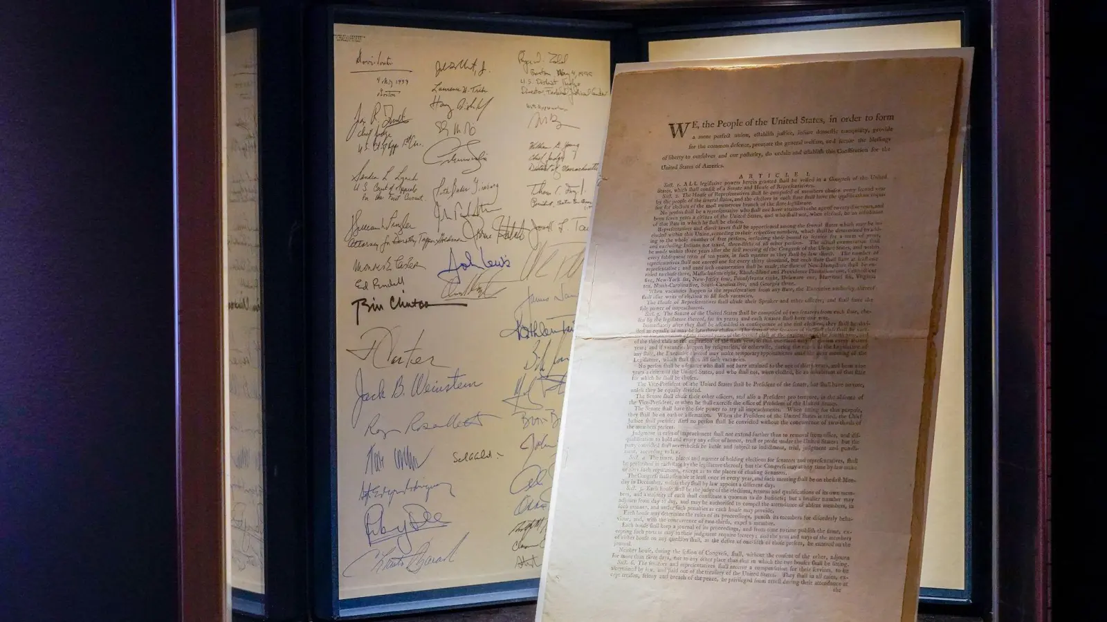 Nur zwei der 13 Erstausgaben der US-Verfassung sind in Privatbesitz. Bereits 2021 wurde eine der beiden im Auktionshaus Sotheby&#39;s versteigert (Archiv). (Foto: Mary Altaffer/AP/dpa)