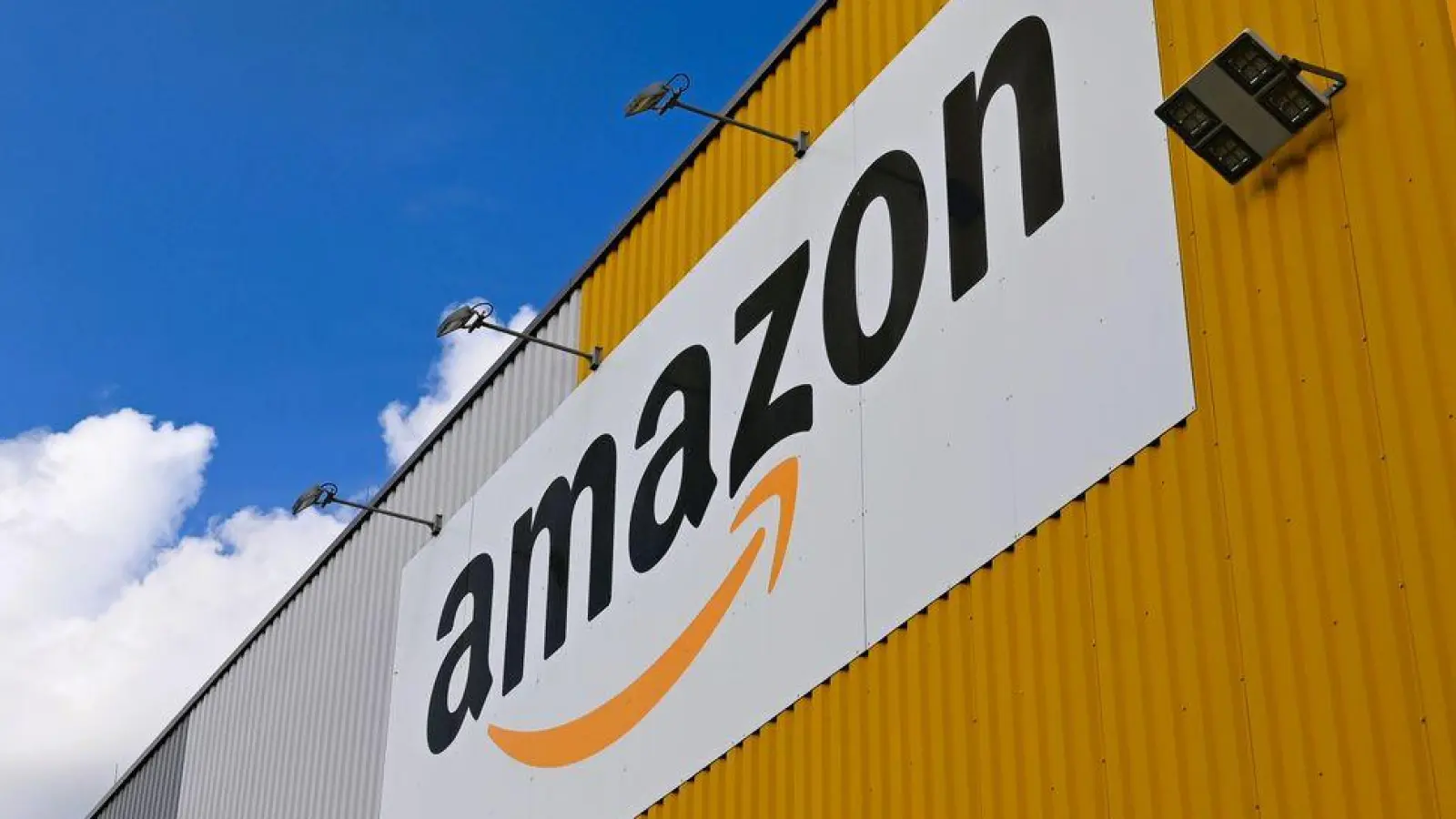 Blick auf das Dortmunder Amazon-Logistikzentrum, in dem große Mengen an Produkten lagern.  (Foto: Wolf von Dewitz/dpa)