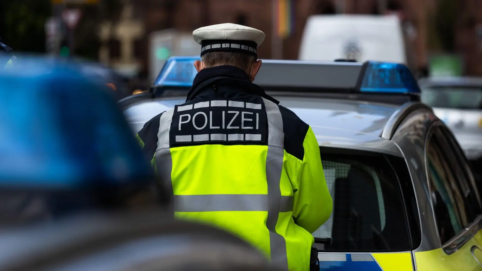 Verletzt wurde ein Polizeibeamter bei einem Einsatz am Frühlingsfest in Bad Windsheim.  (Symbolbild: Philipp von Ditfurth/dpa)