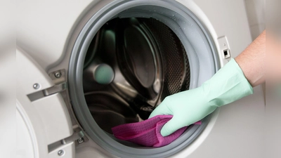 Die regelmäßige Reinigung der Waschmaschine beugt Gerüchen und Schimmel effektiv vor: Besonders bei Frontladern ist die Türmanschette an der Trommel ein kritischer Bereich. (Foto: Sonya Schönberger/dpa-tmn)