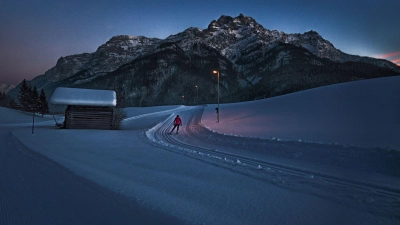 In Hochfilzen können Ski-Langläufer auch nachts ihre Runde drehen. (Foto: Rol.Art-Images/PillerseeTal/dpa-tmn)