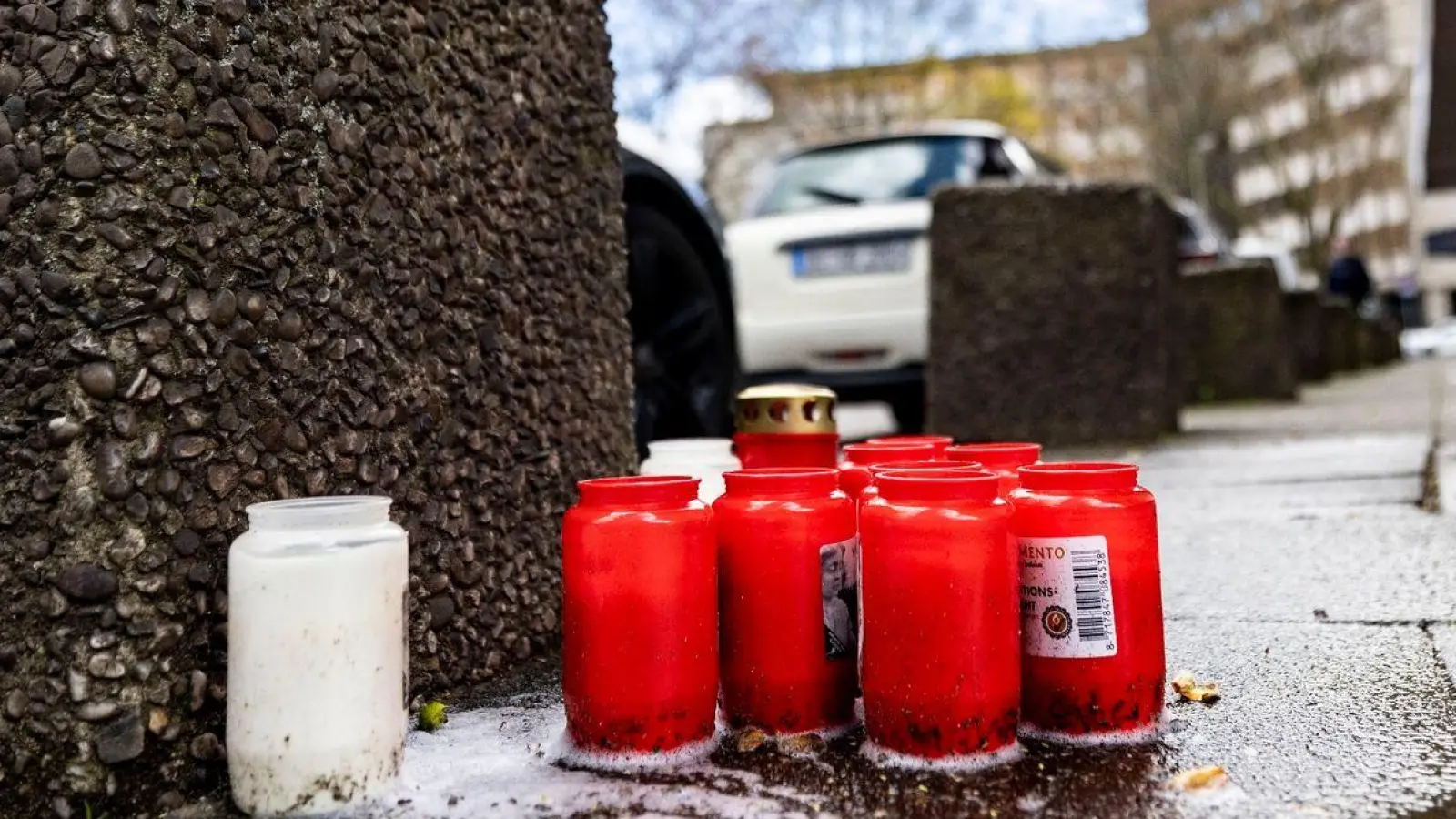 Kerzen erinnern am Tatort in Duisburg an den getöteten 35-Jährigen. (Archivbild) (Foto: Christoph Reichwein/dpa)