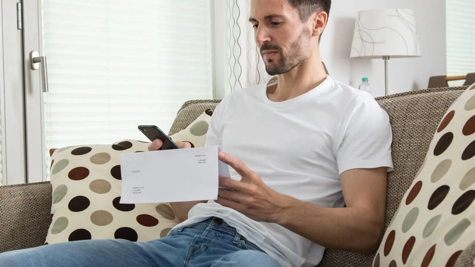 Enthält die Inkassoforderung nur Floskeln und keine Rückschlüsse auf einen behaupteten Vertragsschluss, sollte man beim Absender nachhaken.  (Foto: Christin Klose/dpa-tmn)