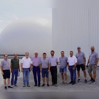 Ein kleines Gipfeltreffen an der Biogasanlage (von links): Michael Weiß, Peter Hecht, Bäumel, Auernhammer, Löblein, Martin Stümpfig, Thomas Hoch, Peter Köhnlechner, Manfred Böhm und Jörg Brand. (Foto: Simone Hedler)