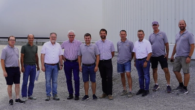 Ein kleines Gipfeltreffen an der Biogasanlage (von links): Michael Weiß, Peter Hecht, Bäumel, Auernhammer, Löblein, Martin Stümpfig, Thomas Hoch, Peter Köhnlechner, Manfred Böhm und Jörg Brand. (Foto: Simone Hedler)
