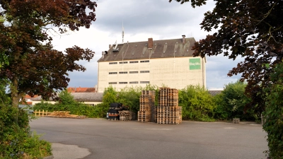 Der ehemalige BayWa-Siloturm ist das wohl markanteste Gebäude auf dem Areal. Auf der Fläche östlich davon soll das neue Mischgebiet entstehen.  (Foto: Simone Hedler)