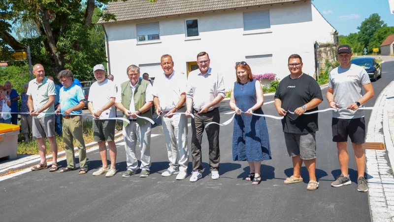 Die Kreisstraße 12 durch Bergtheim wurde gestern für den Verkehr wieder freigegeben. Landratsstellvertreter Ronald Reichenberg schnitt das Band symbolisch durch. (Foto: Christa Frühwald)