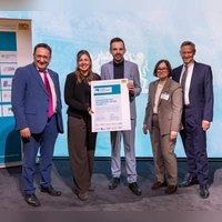 Bei der Preisverleihung (von links nach rechts): Staatssekretär Tobias Gotthardt, Stadtmarketing-Geschäftsführerin Brigitte Orf, Oberbürgermeister Christoph Rösch, Susanne Klausner vom Zentralen Immobilienausschuss und Wolfgang Puff, Hauptgeschäftsführer im Handelsverband Bayern. (Foto: StMWI / Alexandra Beier)