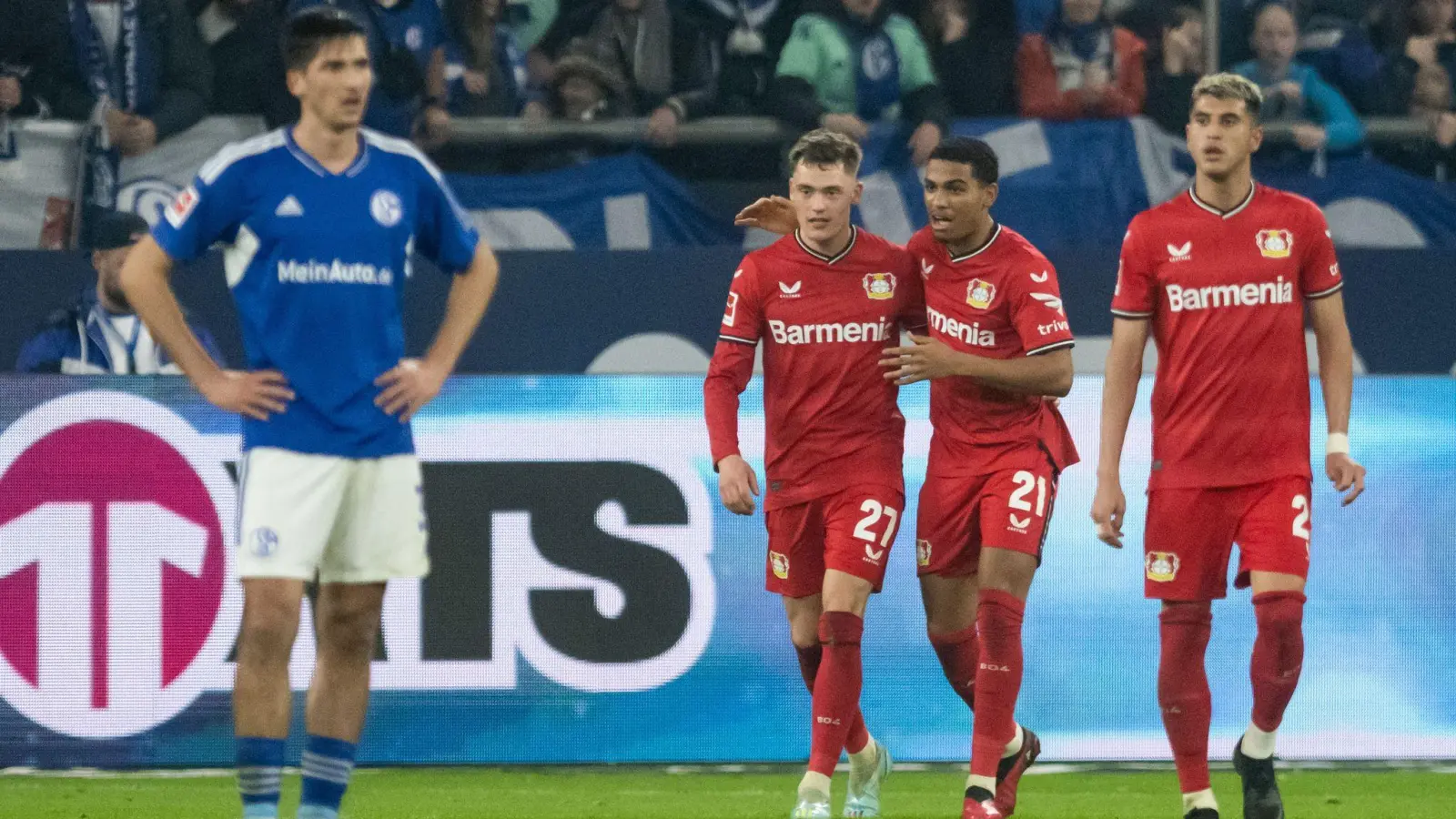 Leverkusens Florian Wirtz (M) machte gegen Schalke ein starkes Spiel. (Foto: Bernd Thissen/dpa)