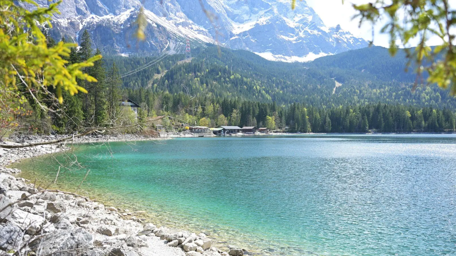 Die Gipfel des Wettersteingebirges bei Garmisch-Partenkirchen sind noch verschneit, doch in den Tälern wird es bis Freitag zunehmend wärmer.  (Foto: Malin Wunderlich/dpa)