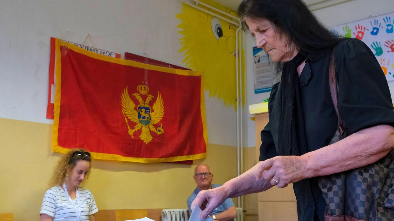 In Montenegro haben vorgezogene Parlamentswahlen begonnen. (Foto: Risto Bozovic/AP)