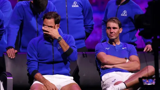 Roger Federer (l) und sein Doppelpartner Rafael Nadal vergießen nach dem Match einige Tränen.<br>. (Foto: John Walton/PA Wire/dpa)