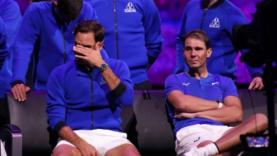 Roger Federer (l) und sein Doppelpartner Rafael Nadal vergießen nach dem Match einige Tränen.<br>. (Foto: John Walton/PA Wire/dpa)