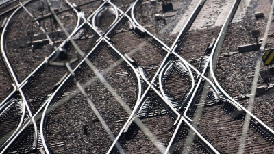 An einer Weiche sprangen zwei Güterwaggons aus den Gleisen. (Symbolbild) (Foto: Sven Hoppe/dpa)