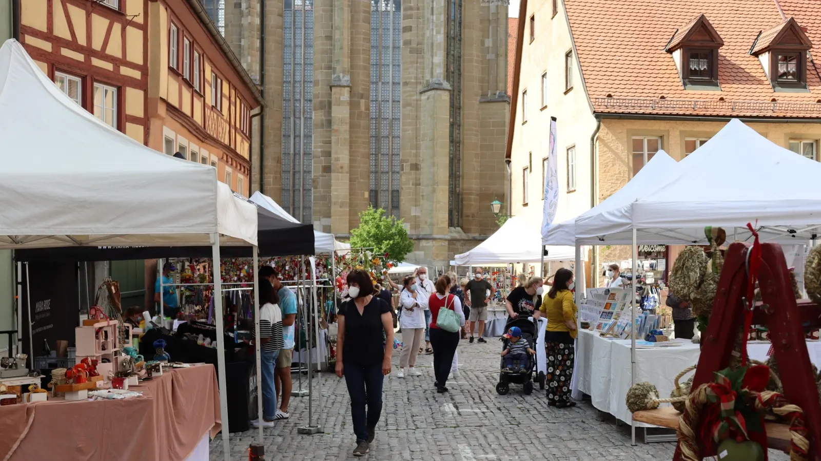 Zum vierten Mal kommt die HandmadeArt in die Altstadt. Stände wird es unter anderem am Grünen Markt geben. Das Foto entstand bei einer früheren Auflage, die unter Pandemie-Bedingungen über die Bühne ging. (Foto: Thomas Schaller)
