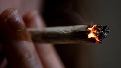 Cannabiskonsum - hier ein Joint - mit Hilfe der Apotheke findet nicht nur aus medizinischen Gründen statt. (Illustration)  (Foto: Fabian Sommer/dpa)