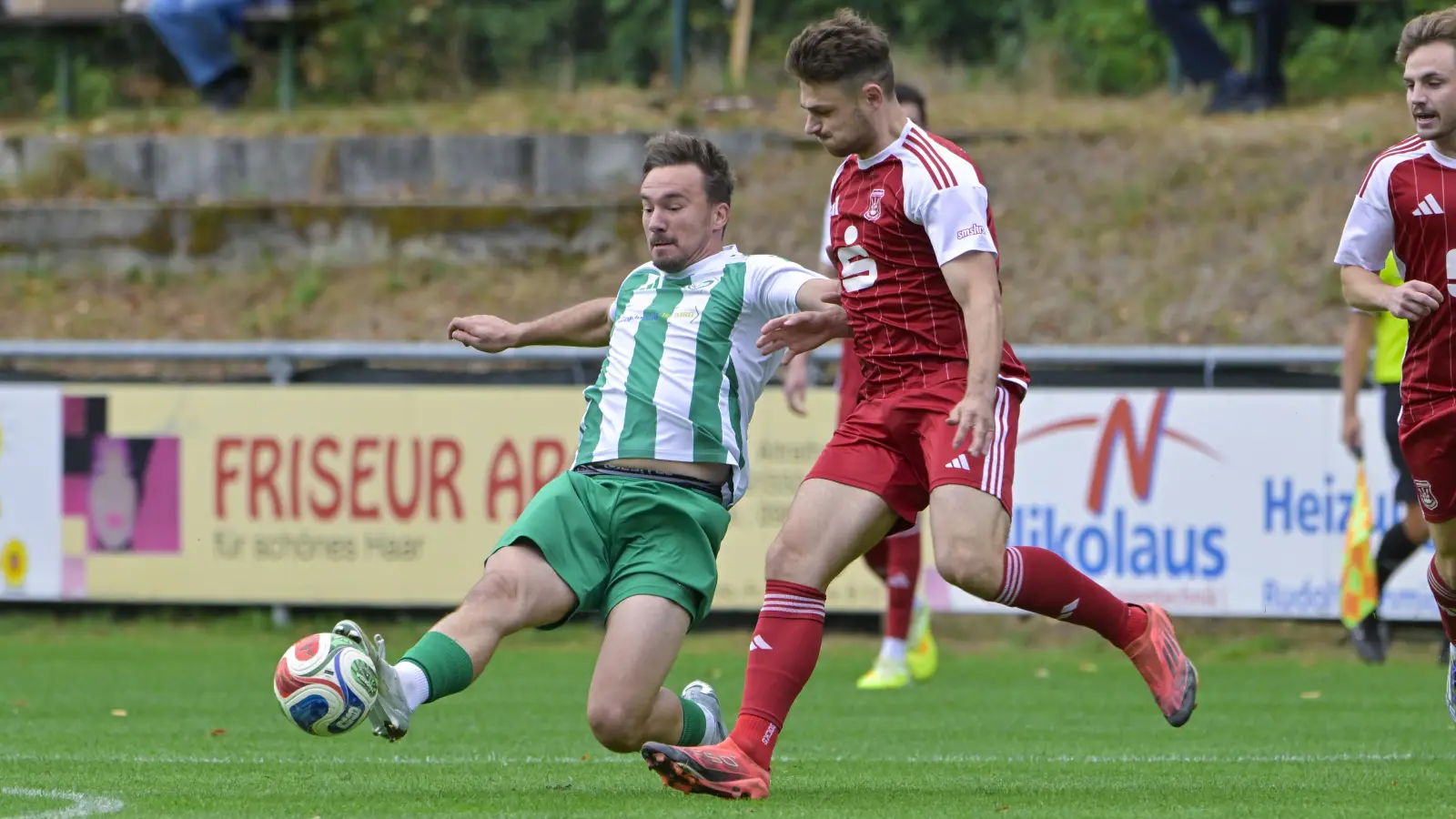 Der FV Uffenheim (in Grün Tobias Kreischer) tritt bei Spitzenreiter SV Alesheim an, die Spfr Dinkelsbühl (in Rot Fabian Soldner) fahren zum Frankenhöhe-Derby nach Schillingsfürst. (Foto: Martin Rügner)