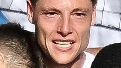 Torschütze Alexander Prass lässt sich von seinen Teamkollegen feiern. (Foto: Harry Langer/dpa)