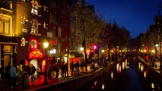 Der Rotlichtbezirk De Wallen in Amsterdam. (Foto: Koen Van Weel/epa/dpa)