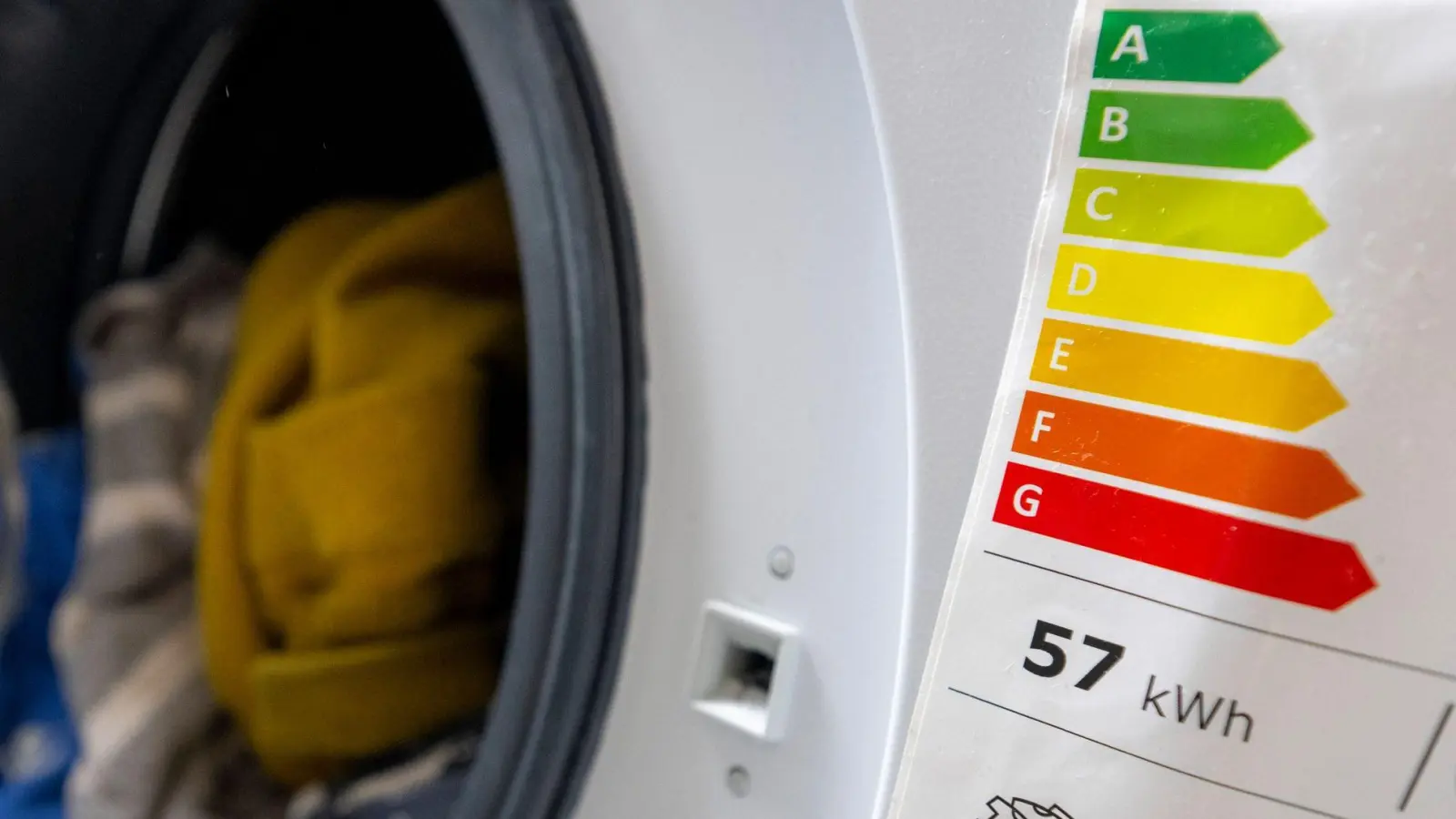 Nach Kühlschränken, Geschirrspülern, Waschmaschinen und Fernsehern bekommen nun auch Wäschetrockner ein neues Energielabel. (Foto: Monika Skolimowska/dpa/dpa-tmn)