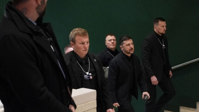 Der ukrainische Präsident Selenskyj in Davos, wo er sagte, dass Vertreter der USA, der Ukraine und Russlands über Bedingungen für ein Ende des Ukraine-Krieges reden wollen. (Foto: Evan Vucci/AP/dpa)