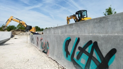 Noch nicht fertig und schon verunstaltet: Der neue Skaterplatz in Ansbach hinter dem Theresien-Gymnasium muss vor der Inbetriebnahme von Graffiti befreit werden. (Foto: Robert Maurer)
