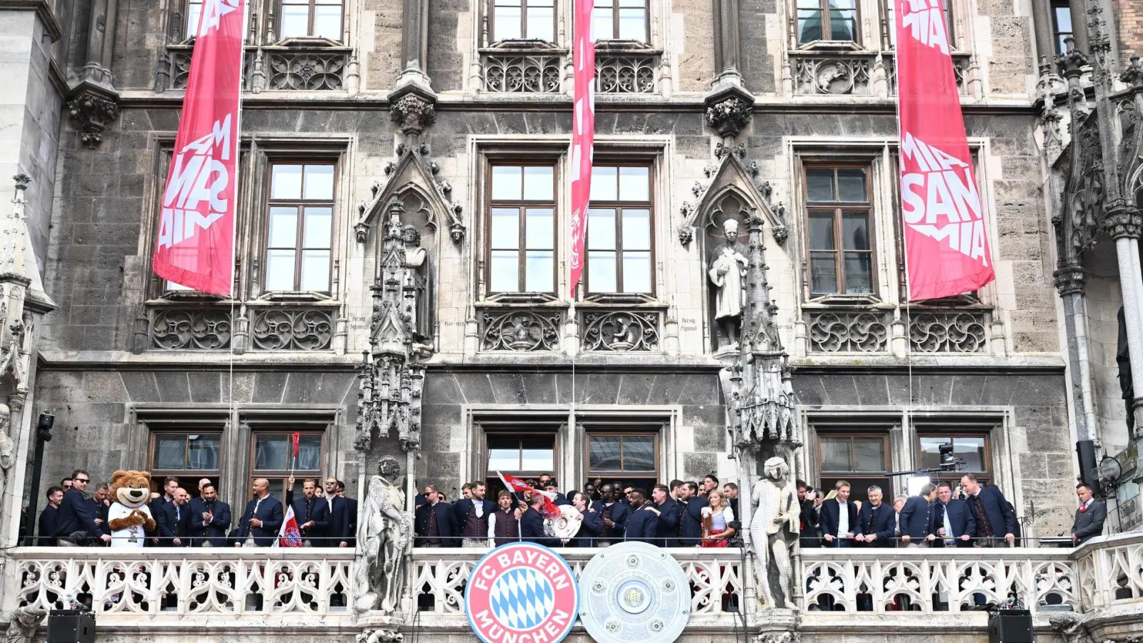 Die Bayern-Stars feiern auf dem Rathaus-Balkon. (Foto: Felix Hörhager/dpa)