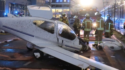 Ein Flugzeug ist im Mannheimer Stadtgebiet notgelandet. (Foto: Rene Priebe/PR-Video /dpa)