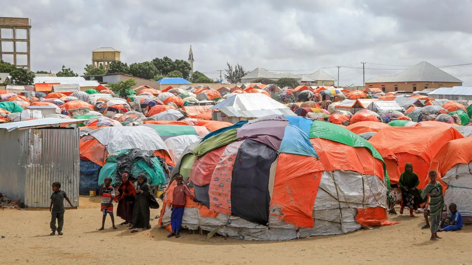 Somalische Kinder, die aus den von der Dürre betroffenen Gebieten geflohen sind, in einem Lager für Vertriebene am Stadtrand von Mogadischu. (Foto: Farah Abdi Warsameh/AP/dpa)