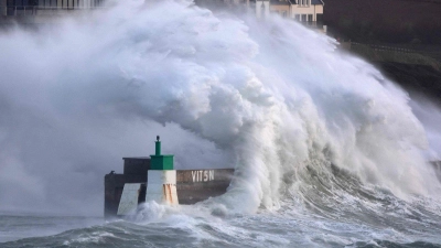 Mit Sturm „Goretti“ sind riesige Welle über die Küste von Nordwestfrankreich hereingebrochen. (Foto: Fred Tanneau/AFP/dpa)