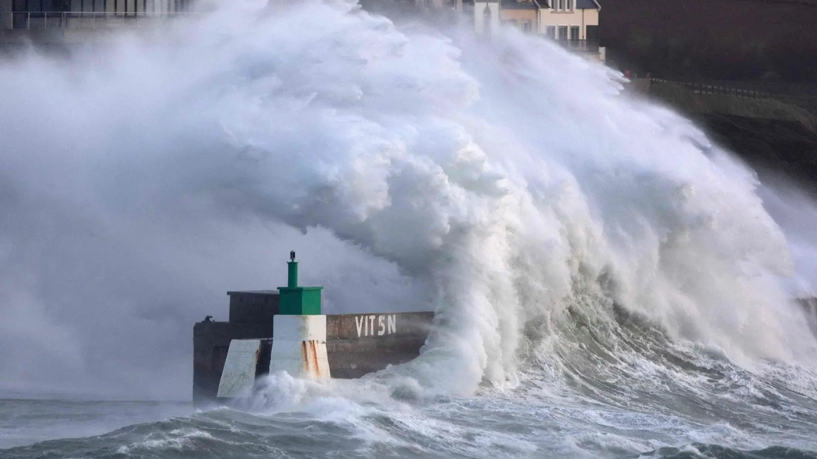 Mit Sturm „Goretti“ sind riesige Welle über die Küste von Nordwestfrankreich hereingebrochen. (Foto: Fred Tanneau/AFP/dpa)