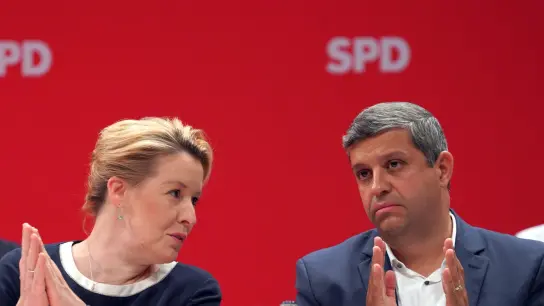 Franziska Giffey (SPD), Regierende Bürgermeisterin von Berlin, und Raed Saleh (SPD), Fraktions- und Landesvorsitzender, sprechen beim Landesparteitag ihrer Partei im Estrel-Hotel. (Foto: Joerg Carstensen/dpa)