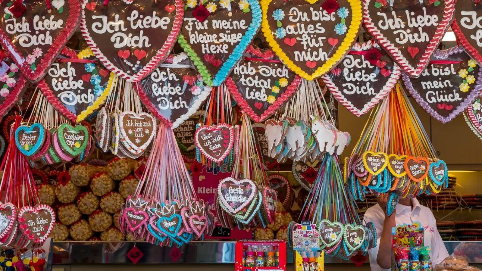 Lebkuchenherzen werden auf der Erlanger Bergkirchweih an einem Stand verkauft. In Erlangen wurde die Bergkirchweih mit dem traditionellen Bieranstich eröffnet. (Foto: Daniel Vogl/dpa)
