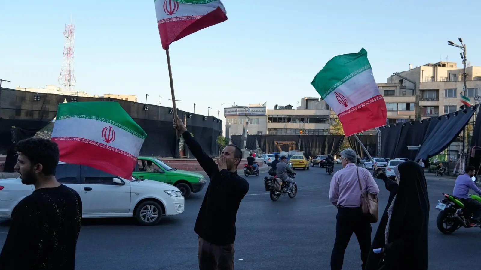 Die iranische Führung feiert das Rahmenabkommen aber für die Menschen im Land herrscht Ungewissheit, ob sich ihre Lage damit bessert. (Foto: Vahid Salemi/AP/dpa)