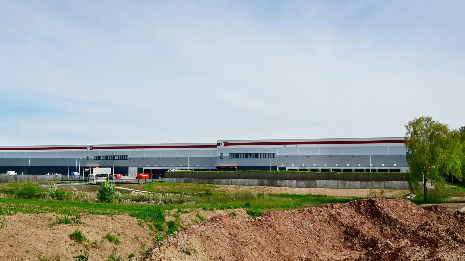 Das Logistikzentrum, das die Firma GBL im Ansbacher Süden errichtet hat, ist nun in Betrieb. Mieter des gesamten Komplexes ist die Elektrofirma Haier Germany, die hier ihr zentrales Lager eingerichtet hat. (Foto: Jim Albright)
