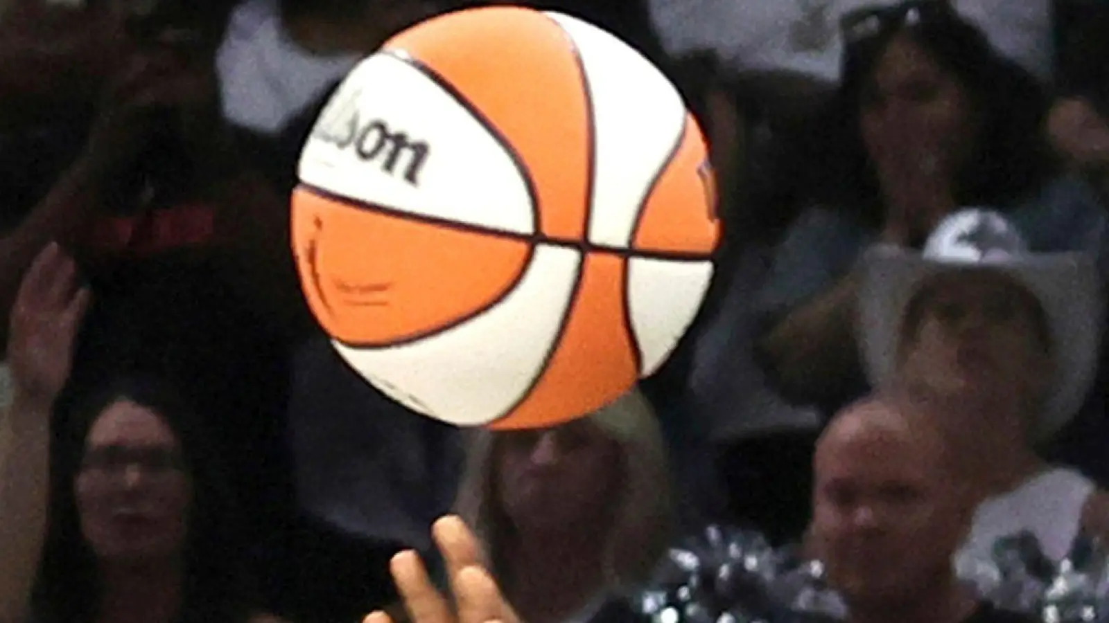Spiele der WNBA wurden zuletzt mehrfach gestört - durch aufs Spielfeld geworfenes Sexspielzeug. (Foto: Steve Marcus/Las Vegas Sun/AP/dpa)