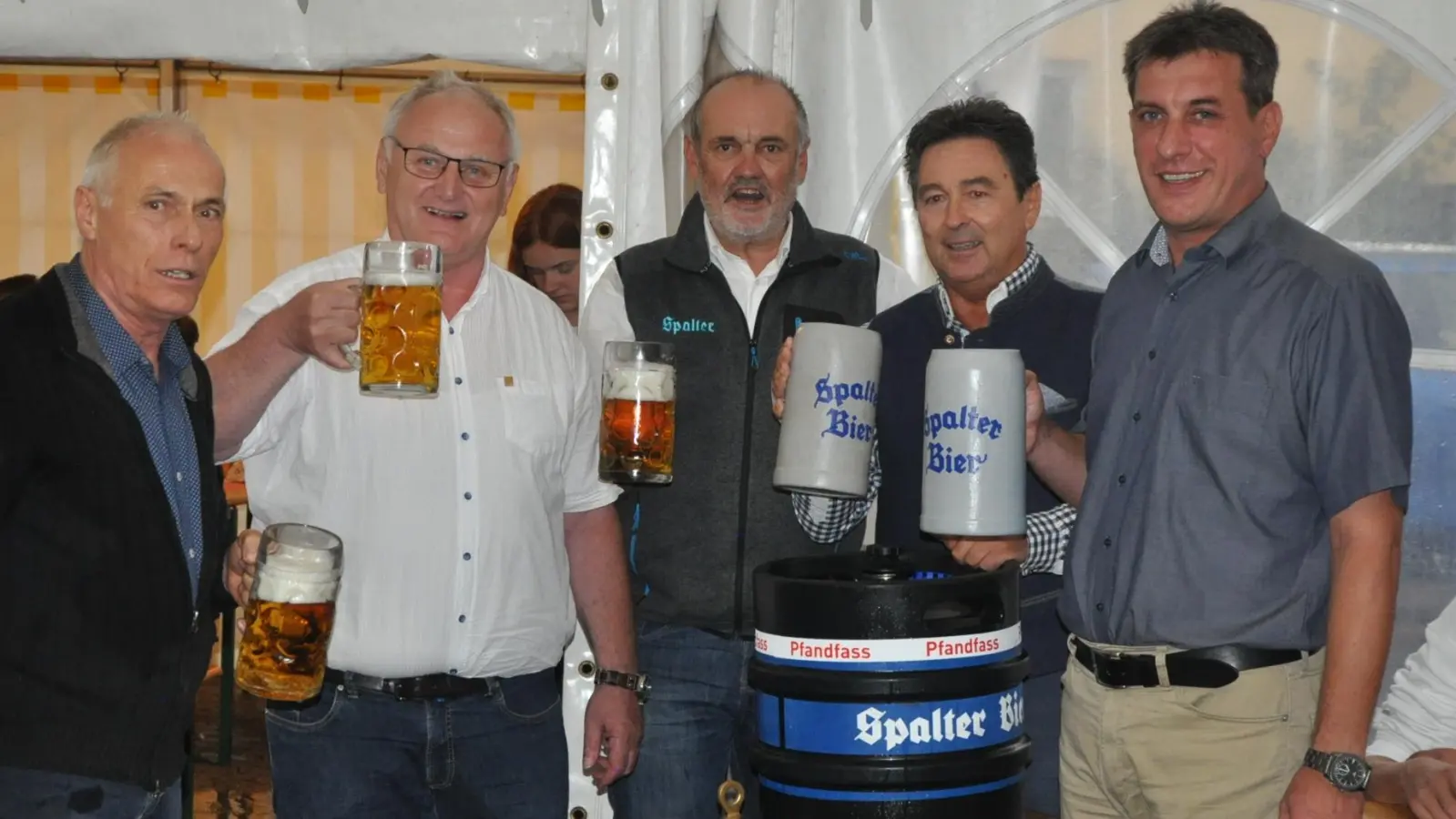 Die Vorfreude auf die Kirchweih in Moosbach ist einmal mehr groß. Bürgermeister Matthias Seitz (r.) lädt Besucher aus nah und fern zum Feiern ein. (Foto: Stadt Windsbach)