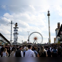 Die Wiesn gehört zur Münchner DNA - entsprechend groß war in den letzten Monaten die Aufregung über den Streit um die Festzelte. (Archivbild) (Foto: Felix Hörhager/dpa)