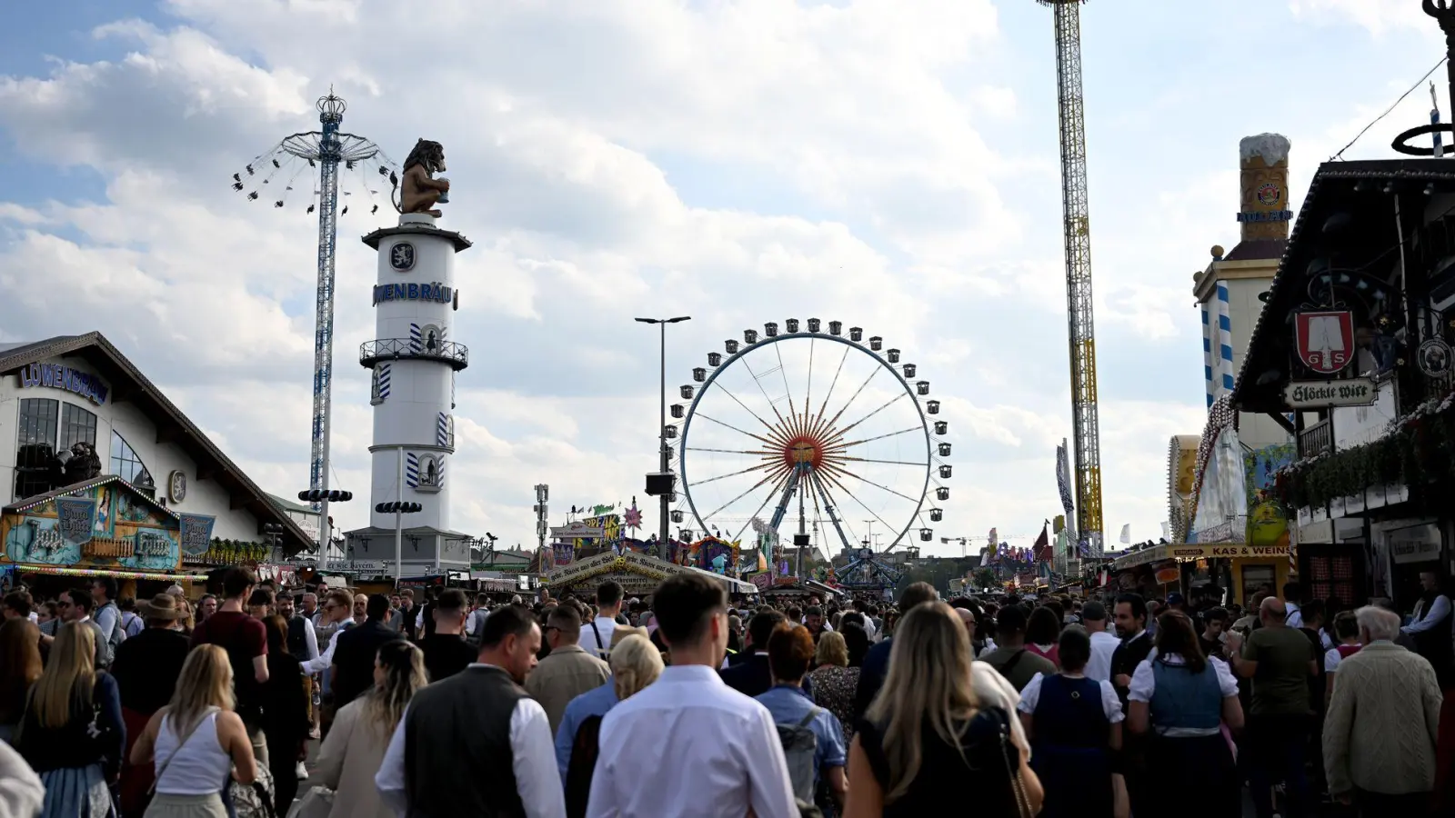 Die Wiesn gehört zur Münchner DNA - entsprechend groß war in den letzten Monaten die Aufregung über den Streit um die Festzelte. (Archivbild) (Foto: Felix Hörhager/dpa)