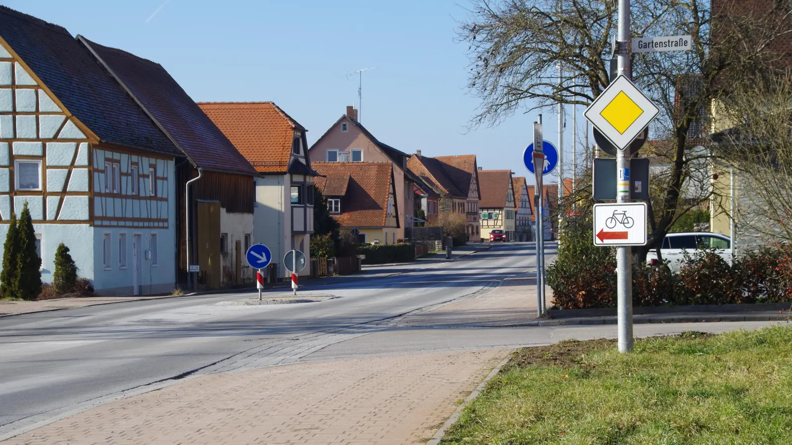 Die Ortsdurchfahrt von Colmberg sollte für sechs Wochen gesperrt werden. Im Gemeinderat stieß das auf Unverständnis. (Foto: Theo Clausen)
