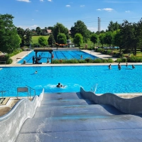 Aus Sicht von Bürgermeister Dr. Ulrich Grünwald sollte das Feuchtwanger Freibad so ertüchtigt werden, dass es in dem Zustand erhalten bleibt, in dem es offensichtlich von den Nutzerinnen und Nutzern geliebt wird.  (Foto: Sabine Rohn)