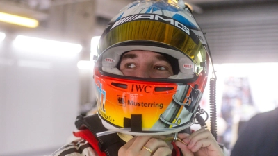 Maximilian Götz schnallt seinen Helm fest. (Foto: Gruppe C Photography)