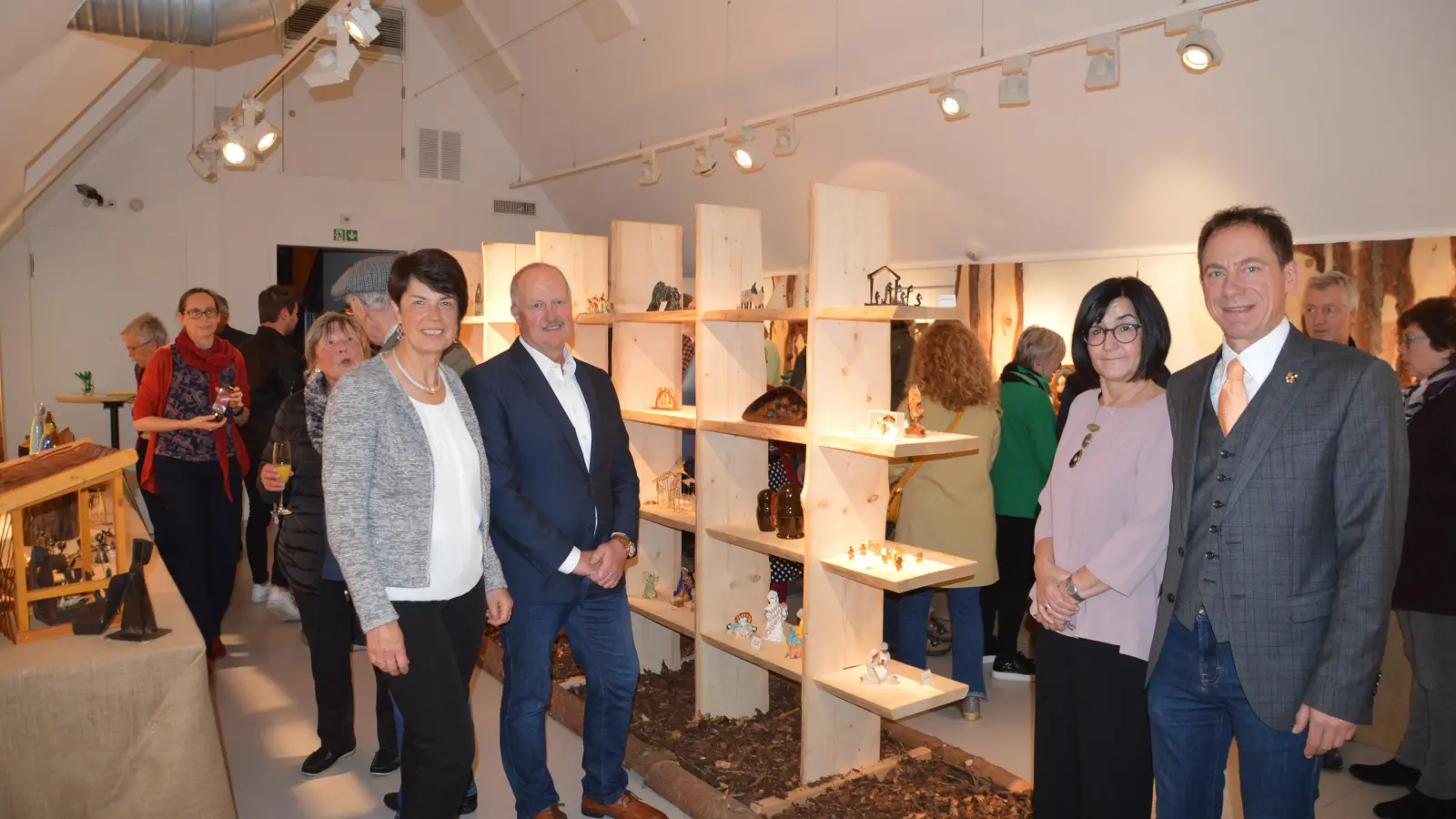 Unter dem Motto „Kunst und Kurioses“ zeigen Pfarrer Michael Fleps (vorne Zweiter von links) und seine Frau Karin (links) eine Auswahl von Krippen aus ihrer Sammlung derzeit im Museum Fluvius in Wassertrüdingen. Bei der Eröffnung der Ausstellung wünschten Bürgermeister Stefan Ultsch und Museumsleiterin Andrea Breuker (von rechts) bereichernde Einblicke sowie Freude auf die bevorstehende Weihnachtszeit. (Foto: Peter Tippl)