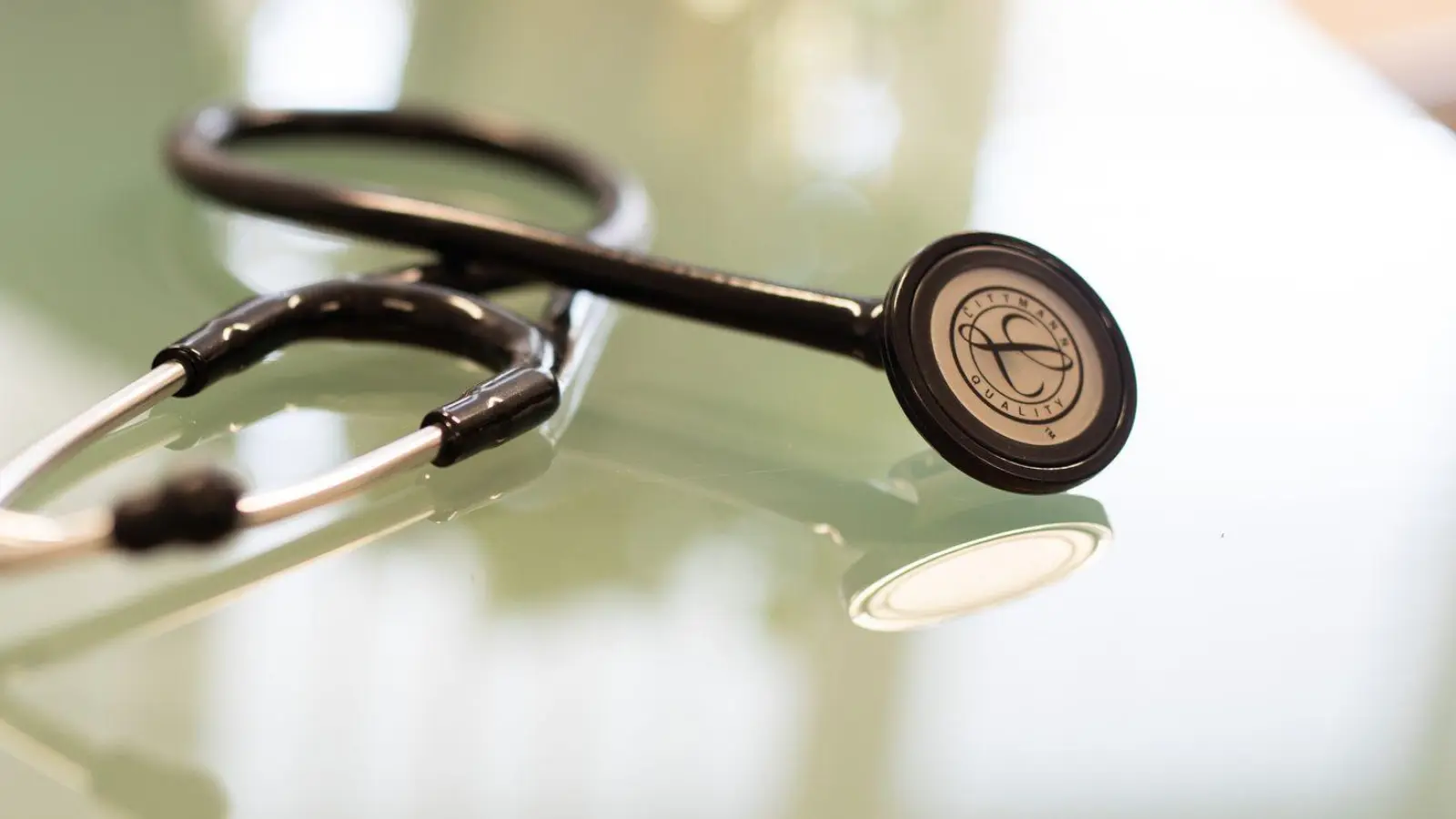 Die Suche nach einem freien Arzttermin gestaltet sich oft schwierig: Besetztzeichen und lange Wartezeiten sind keine Seltenheit. (Foto: Frank Rumpenhorst/dpa/dpa-tmn)