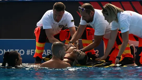 Die bewusstlose Anita Alvarez musste von ihrer Trainerin und Rettungspersonal aus dem Wasser gezogen werden. (Foto: Anna Szilagyi/AP/dpa)