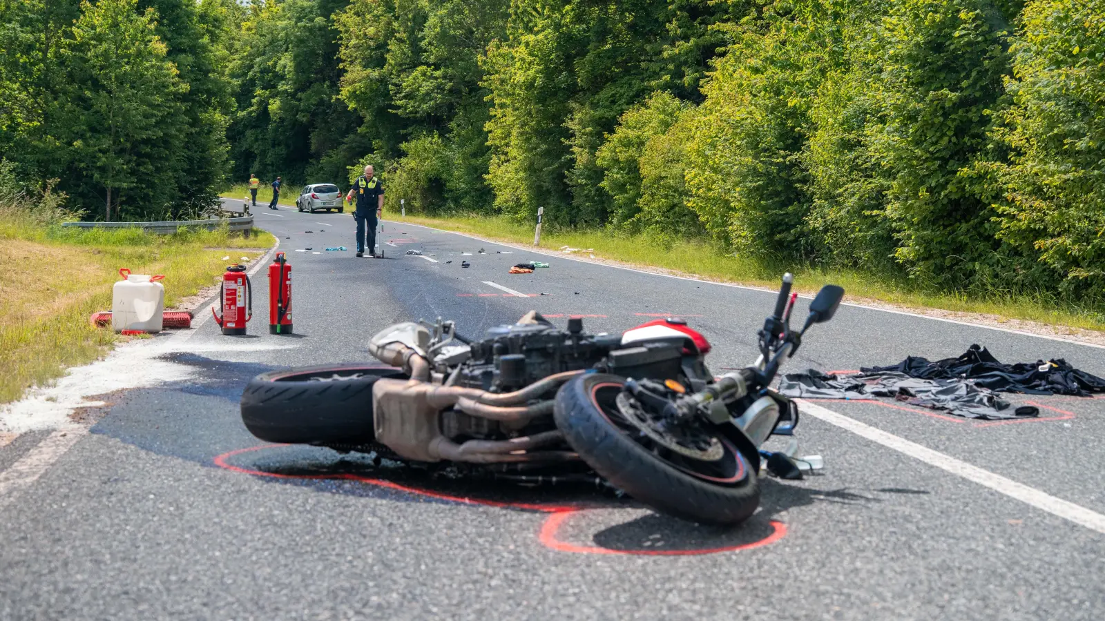 Der Motorradfahrer stieß bei Erlachskirchen mit dem Gegenverkehr zusammen und erlitt schwerste Verletzungen. (Foto: Lars Haubner/News5)