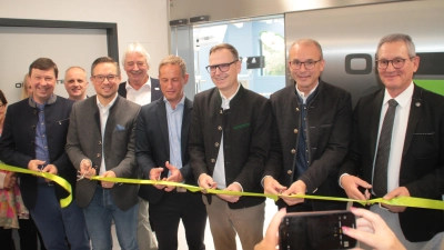 Beim Banddurchschneiden (von links): Bad Windsheims Bürgermeister Jürgen Heckel, Landtagsabgeordneter Werner Stieglitz, Kreiskliniken-Vorstand Stefan Schilling, Landrat Dr. Christian von Dobschütz, Bundestagsabgeordneter Tobias Winkler und Dr. Mathias Bender.  (Foto: Hans-Bernd Glanz)