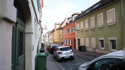 In einer Wohnung in der Büttenstraße prügelte ein Einbrecher im März brutal auf einen Schlafenden ein. (Archivbild: Johannes Hirschlach)